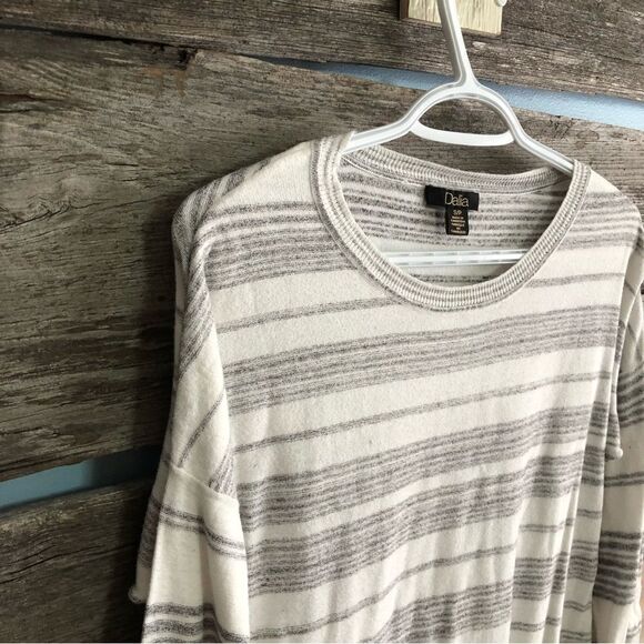 DALIA size small white/Grey striped sweater - Picture 2 of 5